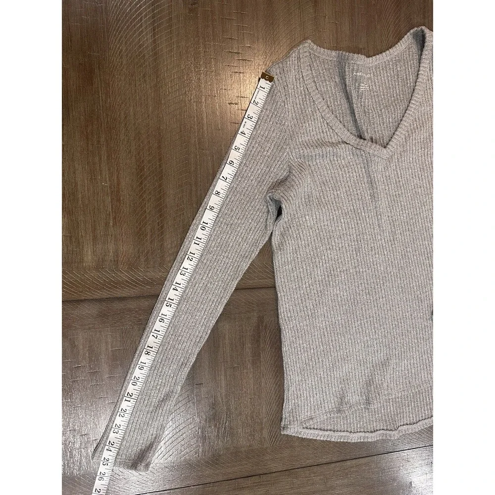 American Eagle Ribbed Knit VNeck Long Sleeve Top Light Gray Soft Stretchy Medium - Picture 7 of 10